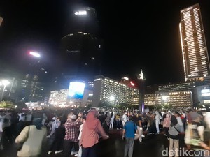 Car Free Night Diberlakukan, Kawasan Bundaran HI Dipadati Warga