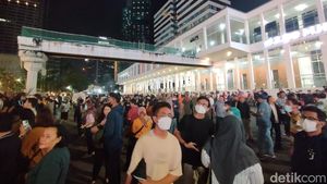 Kawasan Sarinah Mulai Dipadati Warga Jelang Malam Pergantian Tahun Baru 2023
