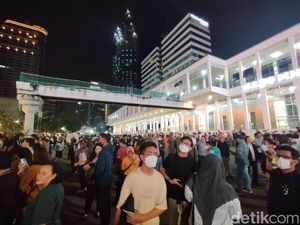 Kawasan Sarinah Mulai Dipadati Warga Jelang Malam Pergantian Tahun Baru 2023