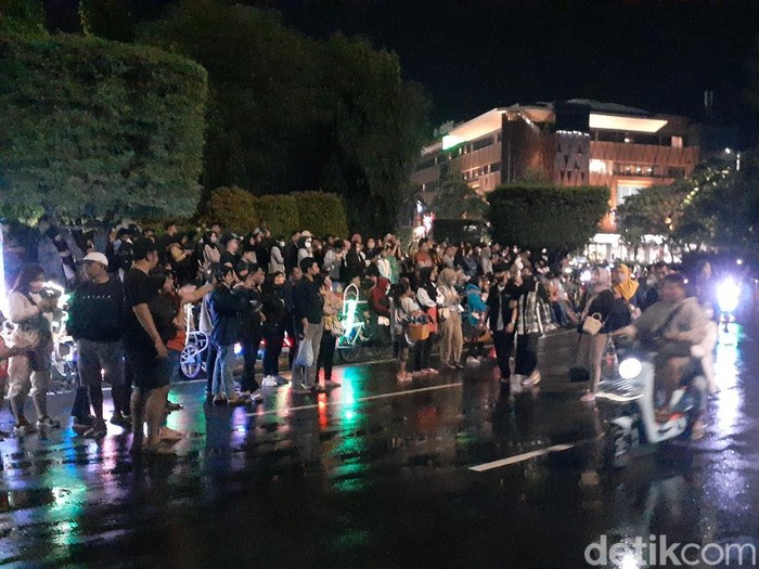 Suasana di Simpang Lima Semarang menjelang tahun baru 2023, Sabtu (31/12/2022) malam.