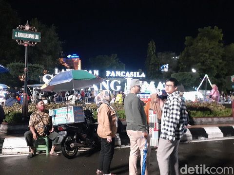 Suasana di Simpang Lima Semarang menjelang tahun baru 2023, Sabtu (31/12/2022) malam.