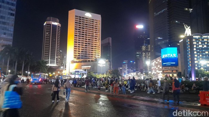 Suasana jelang malam pergantian tahun 2023 di Bundaran HI