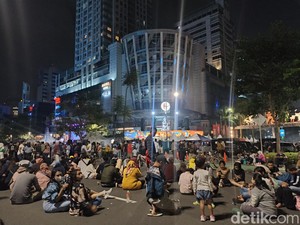 Tahun Baru di Sudirman-Thamrin Tanpa PPKM: Banyak Warga Tak Bermasker