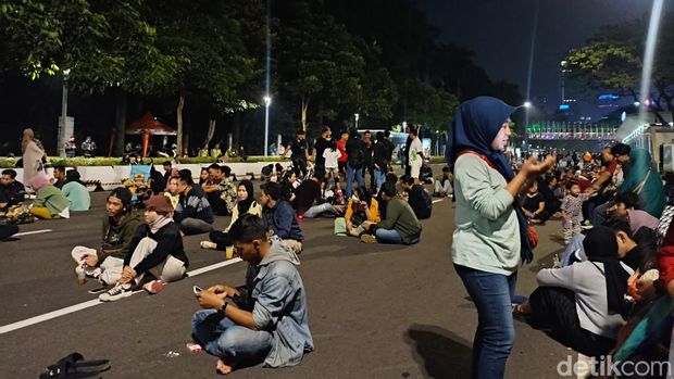 Suasana jelang pergantian malam tahun baru 2023 di depan FX Sudirman