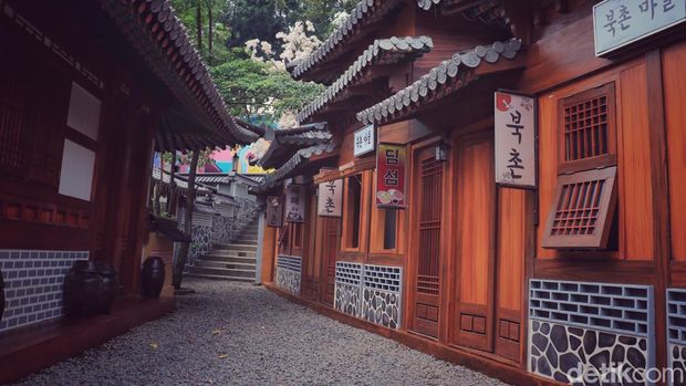 Suasana kampung Korea taman wisata Karang Resik Tasikmalaya.