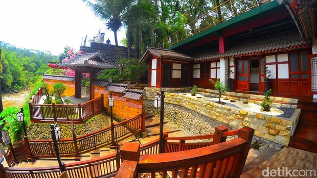 Suasana kampung Korea taman wisata Karang Resik Tasikmalaya.