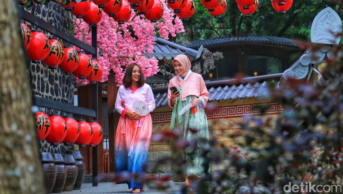 Suasana kampung Korea taman wisata Karang Resik Tasikmalaya.