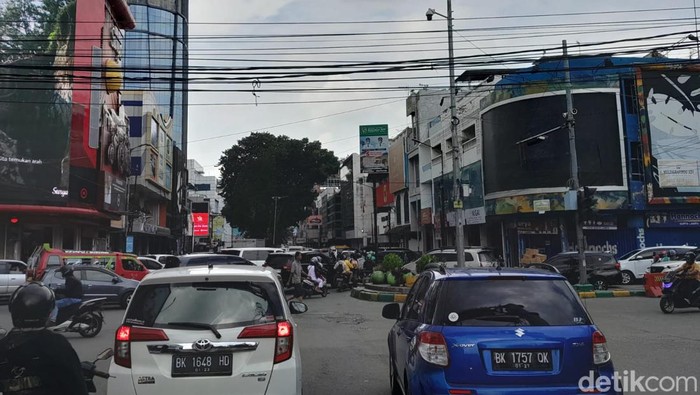 Suasana kemacetan di Medan menjelang malam tahun baru 2023.