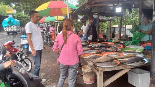 Suasana lapak pedagang ikan di sepanjang jalan Singaraja – Seririt tetapnya di sebelah barat SPBU Anturan, Desa Anturan, Kecamatan Buleleng, Kabupaten Buleleng, Bali, Sabtu (31/12/2022). (Made Wijaya Kusuma)