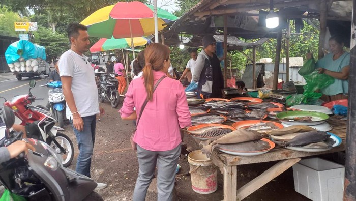 Suasana lapak pedagang ikan di sepanjang jalan Singaraja – Seririt tetapnya di sebelah barat SPBU Anturan, Desa Anturan, Kecamatan Buleleng, Kabupaten Buleleng, Bali, Sabtu (31/12/2022). (Made Wijaya Kusuma)