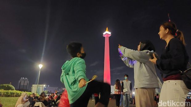 Suasana malam Tahun Baru 2023 di Monas.