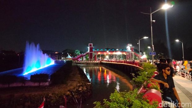 Suasana malam tahun baru di Jembatan Suroboyo