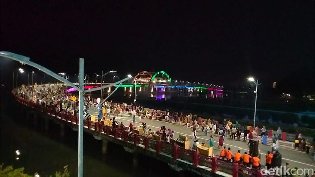 Suasana malam tahun baru di Jembatan Suroboyo