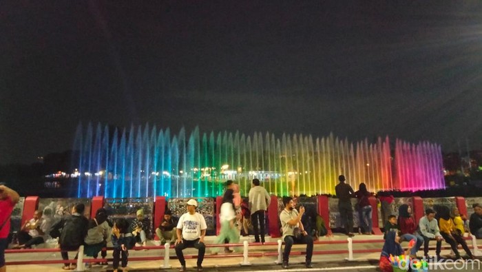 Suasana malam tahun baru di Jembatan Suroboyo