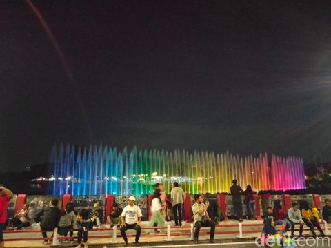 Suasana malam tahun baru di Jembatan Suroboyo