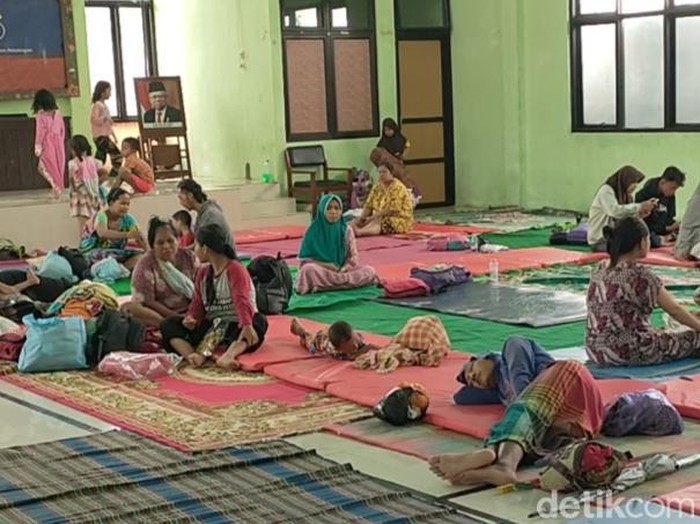 Suasana pos pengungsian di aula Kecamatan Pekalongan Barat, Sabtu (31/12/2022).