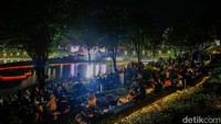 Semaraknya hiburan kali ini membawa banyak pengunjung untuk datang ke sini. Menurut catatan pengelola, sampai pukul 17.30 WIB saja, sudah terdapat sekitar 19 ribu pengunjung datang ke TMII.
