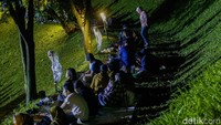 Adapun para pengunjung melakukan pembelian dengan cara online maupun offline. Sedangkan perkiraan sendiri sampai malam puncak dirinya memprediksi akan terdapat 5 ribu pengunjung tambahan.
