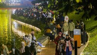 Sedangkan penjualan tiket di TMII pun masih dibuka hingga pukul 12 malam ini. Tiket untuk akhir tahun ini dibanderol dengan harga Rp 50 ribu per orang. Selain itu bagi pengunjung yang membawa kendaraan akan dikenakan biaya masuk kendaraan sebesar Rp 50 ribu untuk mobil, Rp 15 ribu, sepeda 25 ribu, bus Rp 50 ribu.