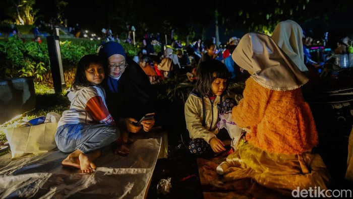 Semarak pesta pergantin tahun mulai teras di Taman Mini Indonesia Indah (TMII). Pengunjung mulai memadati tiap sudut lokasi.