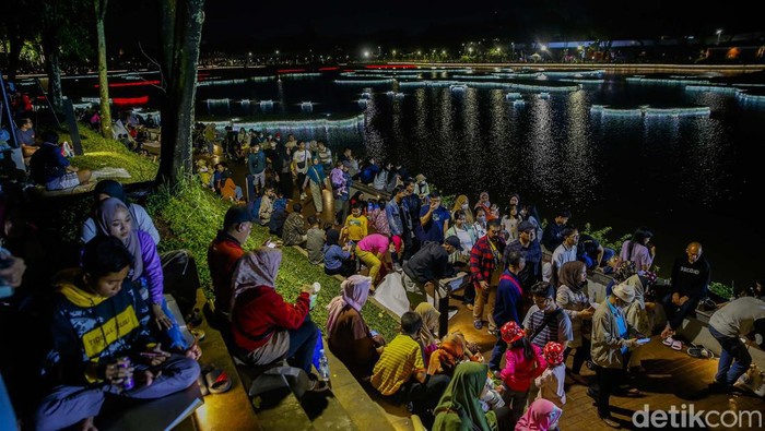 Suasana Terkini Pesta Pergantian Tahun di TMII Semarak pesta pergantin tahun mulai teras di Taman Mini Indonesia Indah (TMII). Pengunjung mulai memadati tiap sudut lokasi.