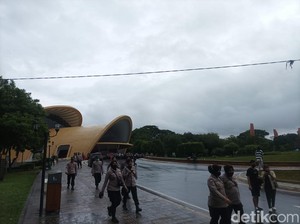 Mendung Tak Surutkan Minat Warga Rayakan Pergantian Tahun di TMII