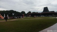 Keramaian pengunjung terlihat di area Tugu Api Pancasila. Banyak dari mereka yang datang baik bersama keluarga, teman, maupun pasangan. Foto: Weka Kanaka/detikcom