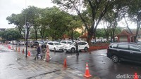 Sementara itu, area parkir memang sudah dipenuhi kendaraan. Kemungkinan ini adalah kendaraan pengunjung yang sudah datang sejak pagi atau siang hari tadi. Foto: Weka Kanaka/detikcom