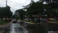 Karena sempat diguyur hujan, detikcom juga melihat jalanan yang becek. Pemandangan ini terutama terlihat di area parkir setelah pintu masuk. Foto: Weka Kanaka/detikcom