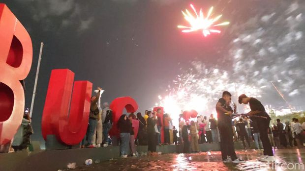 Tahun baru 2023 di Pantai Losari Makassar