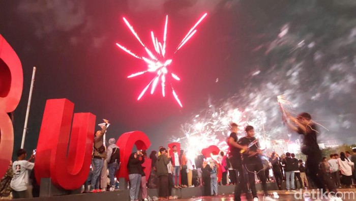 Tahun baru 2023 di Pantai Losari Makassar