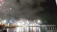 Kota Makassar sempat diguyur hujan menjelang pergantian tahun 2023. Hujan kemudian reda di detik-detik menjelang pergantian tahun. (Foto: Rasmilawanti Rustam/detikSulsel)
