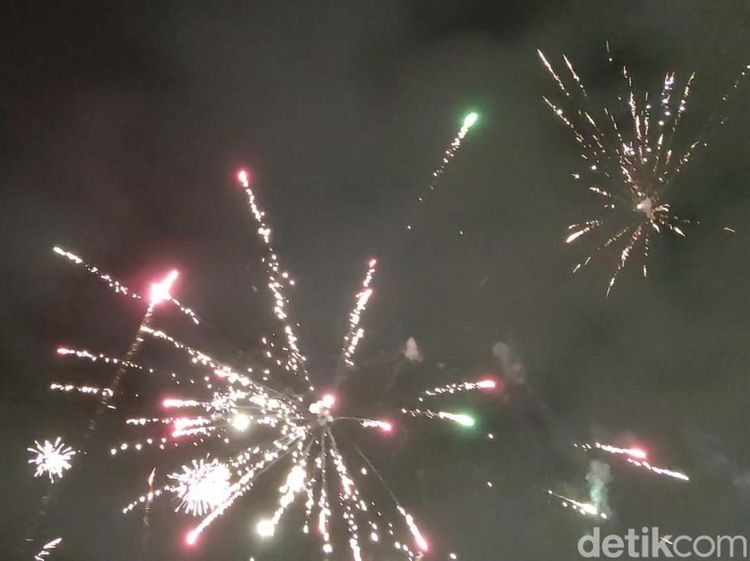 Potret Taburan Kembang Api di Langit Makassar Saat Tahun Baru 2023