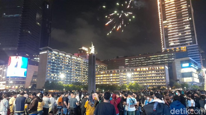 Tak ada hujan di kawasan Bundaran HI, Jl MH Thamrin, Jakarta, 31 Desember jelang tahun baru 2023. (Ilham Oktafian/detikcom)
