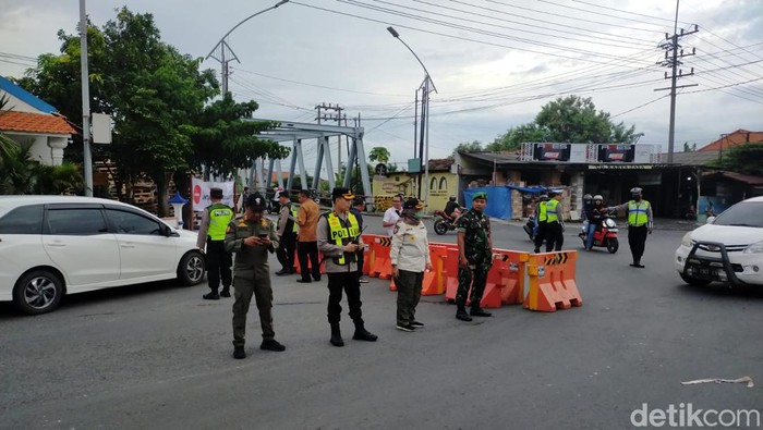 Tim Gabungan melakukan penyekatan di Jalan Mastrip