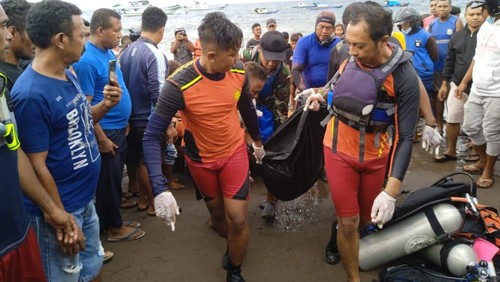 Tim SAR Gabungan berhasil menemukan Melkios Tamo Ama (35), nelayan yang hilang terseret gelombang di Waibalun,  Flores Timur, NTT.