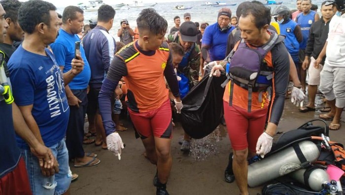 Tim SAR Gabungan berhasil menemukan Melkios Tamo Ama (35), nelayan yang hilang terseret gelombang di Waibalun,  Flores Timur, NTT.