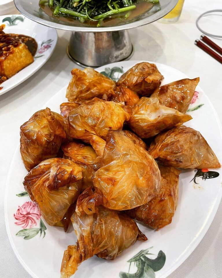 Unik! Restoran Legendaris Ini Jual Ayam yang Digoreng Pakai Kertas