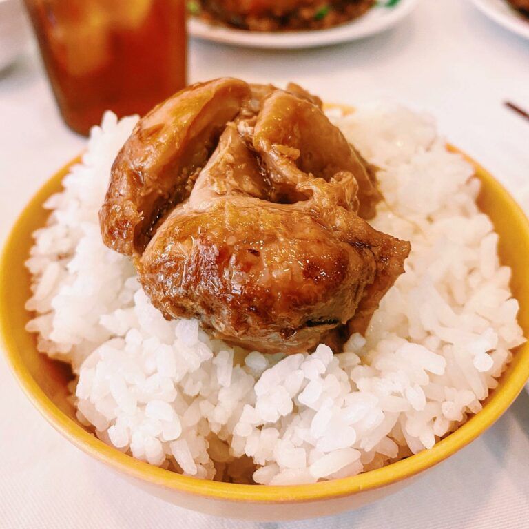 Unik! Restoran Legendaris Ini Jual Ayam yang Digoreng Pakai Kertas