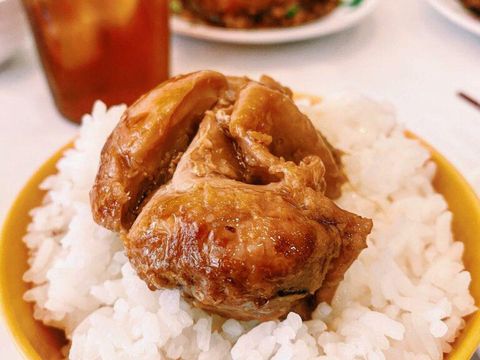 Unik! Restoran Legendaris Ini Jual Ayam yang Digoreng Pakai Kertas