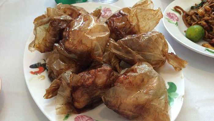 Unik! Restoran Legendaris Ini Jual Ayam yang Digoreng Pakai Kertas