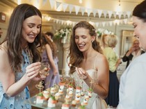 Pandangan Islam soal Makan Berdiri di Acara Pernikahan