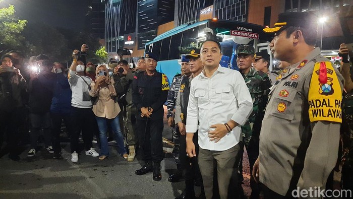 Wali Kota Surabaya Eri Cahyadi pantau bundaran waru jelang penyekatan