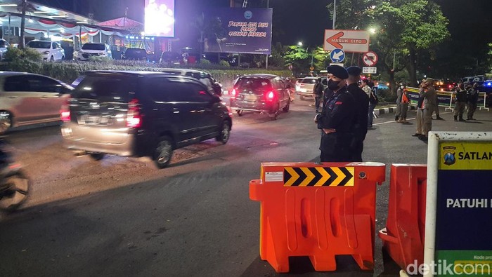 Wali Kota Surabaya Eri Cahyadi pantau bundaran waru jelang penyekatan