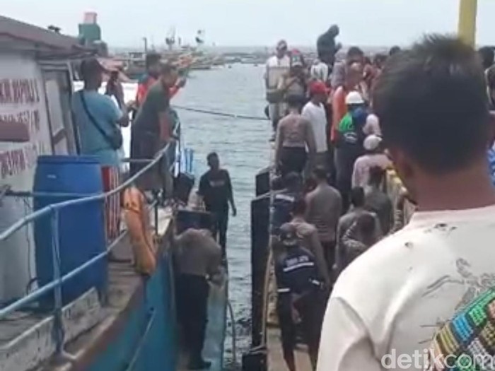 warga antre air bersih di pelabuhan probolinggo