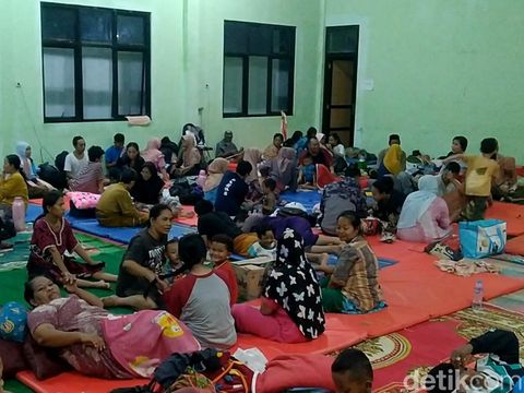 Warga korban banjir mengungsi di Kecamatan Pekalongan Barat, Kota Pekalongan, Sabtu(31/12/2022) malam.