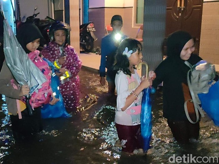 Warga korban banjir mengungsi di Kecamatan Pekalongan Barat, Kota Pekalongan, Sabtu(31/12/2022) malam.