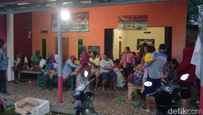 Warga korban banjir rob di Indramayu terpaksa menyambut tahun baru di posko pengungsian.