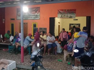 Nestapa Warga Indramayu Sambut Tahun Baru dalam Bayang Gelombang Laut