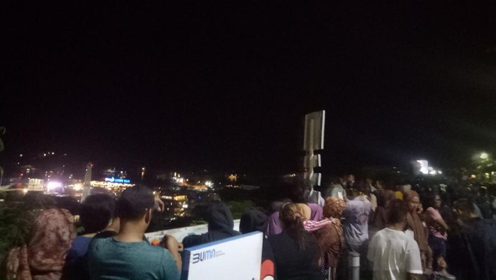 Warga Labuan Bajo nonton konser di Marina Waterfront dari Puncak Waringin yang jaraknya sejauh kurang lebih 1,5 km, Sabtu (31/12/2022).